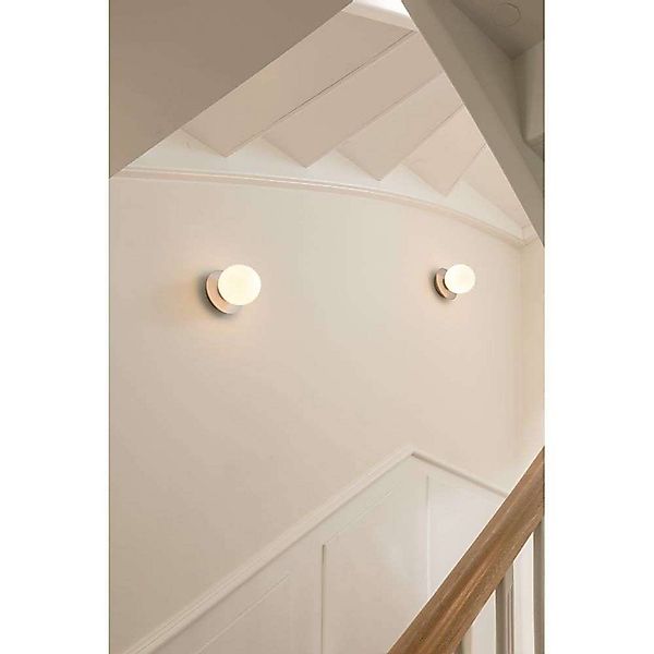 Nuura Wandleuchte Liila 1 IP44, Ø 14 cm, silber/opal günstig online kaufen