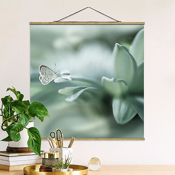 Stoffbild Blumen mit Posterleisten - Quadrat Schmetterling und Tautropfen i günstig online kaufen