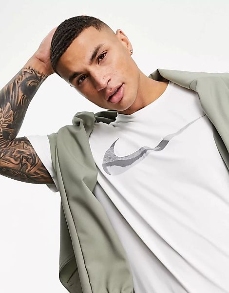 Nike Training – Hyperdry – T-Shirt in Weiß mit großem Logo günstig online kaufen