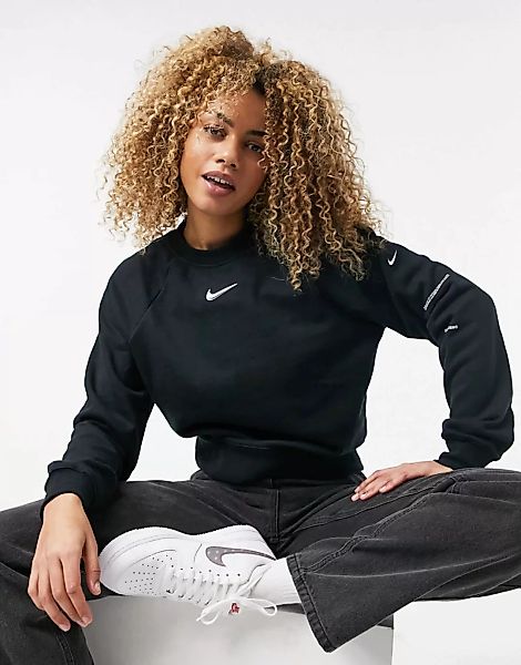 Nike – Swoosh – Schwarzes Sweatshirt mit Rundhalsausschnitt günstig online kaufen