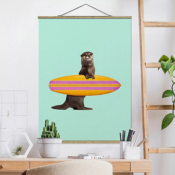 Stoffbild Tiere mit Posterleisten - Hochformat Otter mit Surfbrett günstig online kaufen
