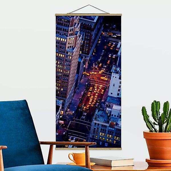 Stoffbild Architektur mit Posterleisten - Hochformat Manhattans Taxilichter günstig online kaufen