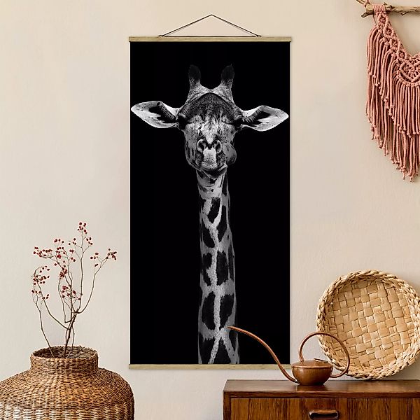 Stoffbild Tiere mit Posterleisten - Hochformat Dunkles Giraffen Portrait günstig online kaufen