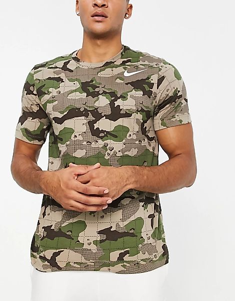 Nike Training – Dri-FIT – T-Shirt in Braun mit durchgehendem Military-Muste günstig online kaufen
