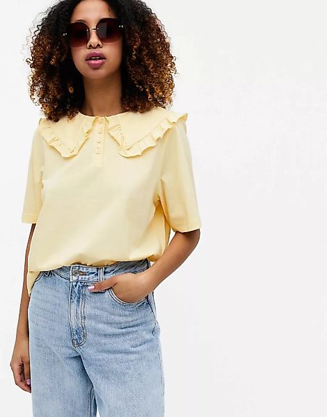 Monki – Magnhild – T-Shirt aus Bio-Baumwolle in Gelb mit Oversize-Kragen günstig online kaufen