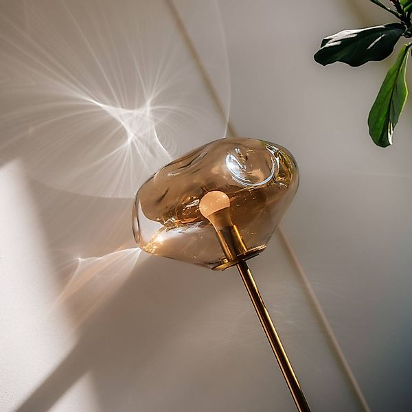 Lindby Stehleuchte Lelia, amber, Glas, Metall, 150 cm günstig online kaufen