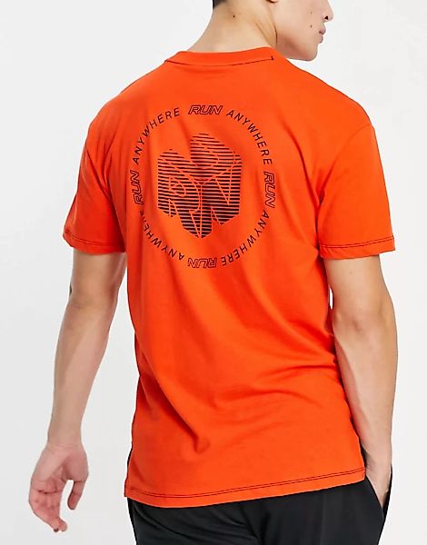 Under Armour – Run Anywhere – T-Shirt in Rot günstig online kaufen