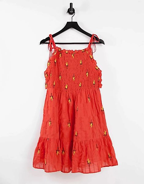 ASOS DESIGN – Strukturiertes, gesmoktes Minikleid in Rot mit Blumenstickere günstig online kaufen