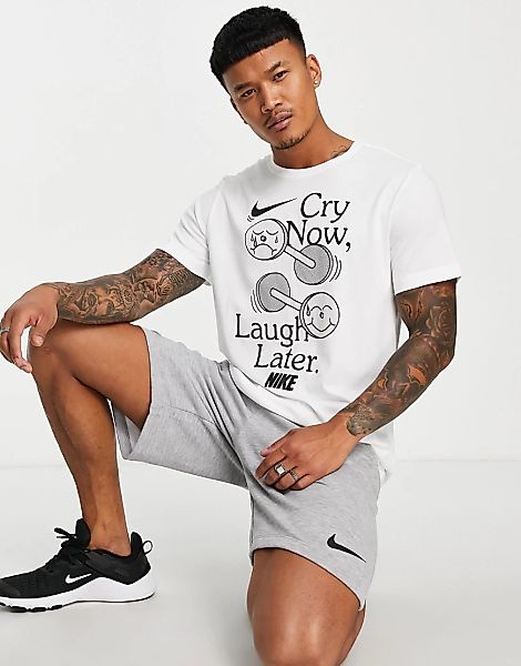 Nike Training – T-Shirt in Weiß mit lustigem Grafikprint günstig online kaufen