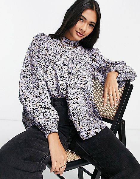 Vero Moda – Bluse aus Bio-Baumwolle in Blau geblümt mit voluminösen Ärmeln- günstig online kaufen