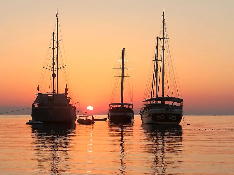 Papermoon Fototapete "SCHIFFE-SONNENAUFGANG WALD WALD MEER STRAND BOOTE SEE günstig online kaufen