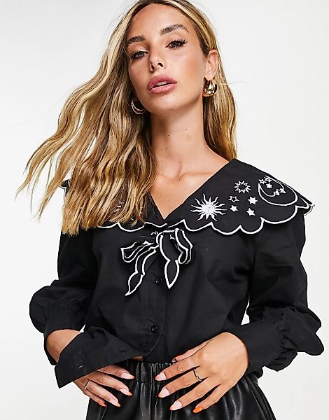 Neon Rose – Bluse mit auffälligem Kragen mit Himmelskörperstickerei-Schwarz günstig online kaufen