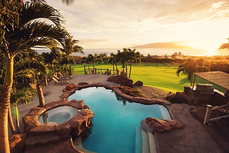 Papermoon Fototapete »LUXUS-HAUS-POOL PALMEN WIESE STRAND MEER SONNE INSEL« günstig online kaufen