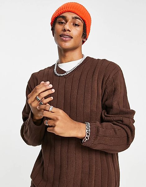 Weekday – Ciarran – Oversize-Pullover in Braun mit V-Ausschnitt günstig online kaufen