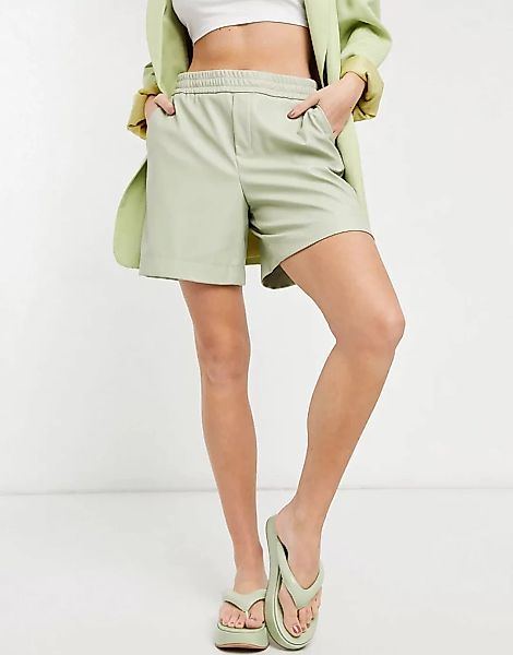 Only – Salbeigrüne Shorts aus Kunstleder mit elastischem Bund günstig online kaufen