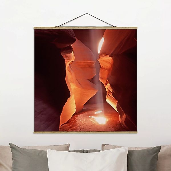 Stoffbild Berge mit Posterleisten - Quadrat Lichtschacht im Antelope Canyon günstig online kaufen
