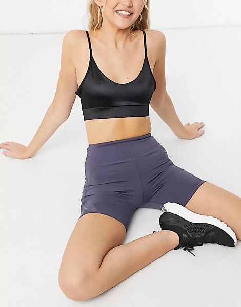 In The Style x Courtney Black – Activewear-Shorts mit Raffung am Gesäß in A günstig online kaufen
