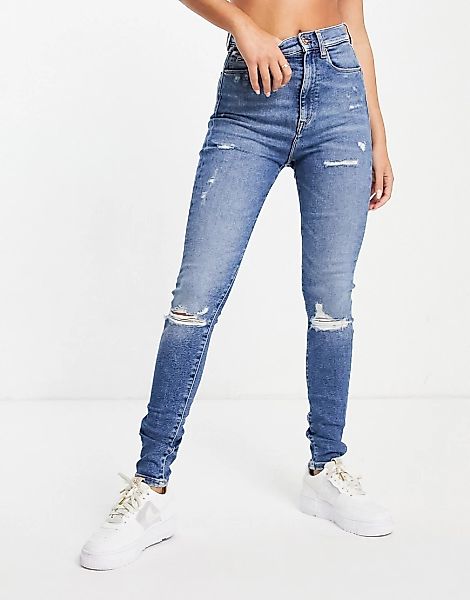 Tommy Jeans – Supereng geschnittene Jeans in hellblauer Waschung mit zerris günstig online kaufen