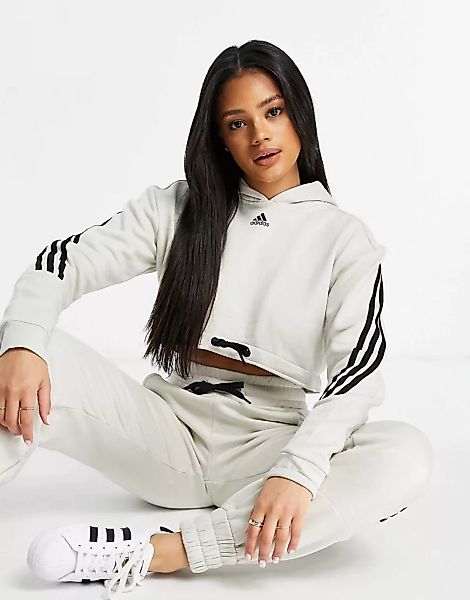 adidas Training – Kurz geschnittener Kapuzenpullover in Grau mit 3 Streifen günstig online kaufen