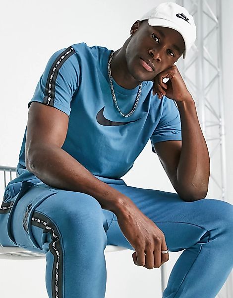 Nike – Repeat – T-Shirt in Blau mit Logoband günstig online kaufen