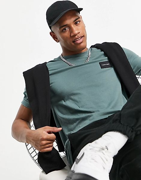 Calvin Klein – T-Shirt in Grün mit Logo-Aufnäher und umgeschlagenen Ärmeln günstig online kaufen
