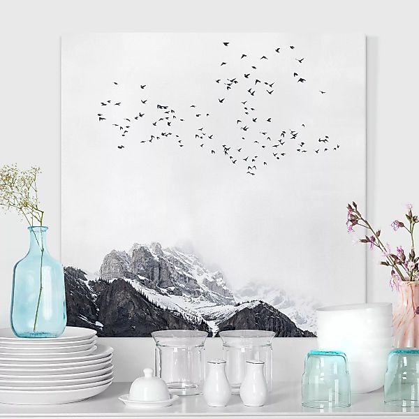 Leinwandbild Vogelschwarm vor Bergen Schwarz Weiß günstig online kaufen