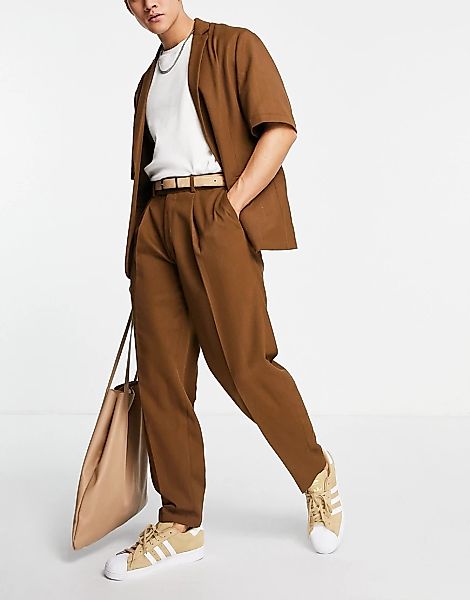 ASOS DESIGN – Schmal geschnittene Hose in Braun mit hohem Bund günstig online kaufen