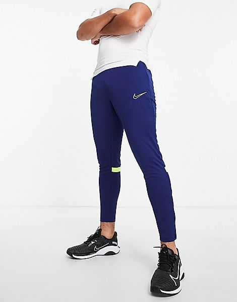 Nike Football – Academy – Jogginghose in Marineblau und Volt günstig online kaufen