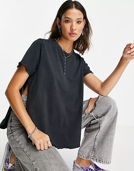 ASOS DESIGN – T-Shirt in verwaschenem Schwarz mit abgerundetem Saum und Sei günstig online kaufen
