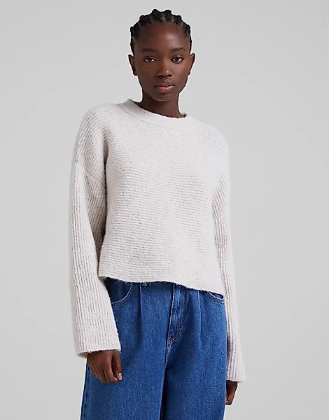 Bershka – Nahtloser Pullover mit kurzem Schnitt in Ecru-Weiß günstig online kaufen