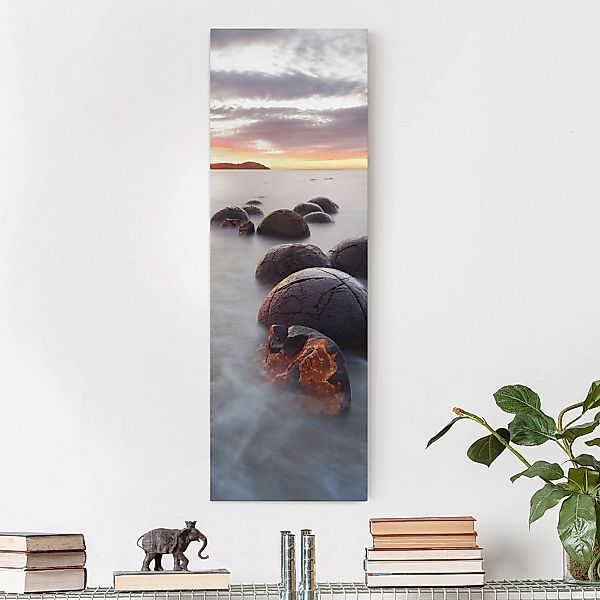 Leinwandbild - Hochformat Moeraki Neuseeland günstig online kaufen