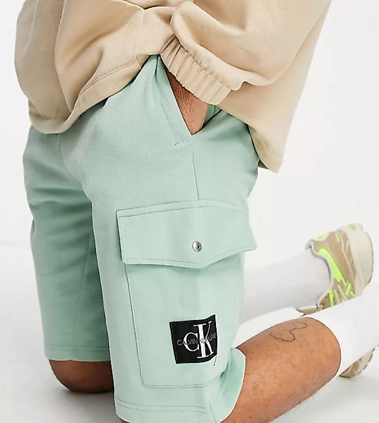 Calvin Klein Jeans – Shorts mit Monogramm-Aufnäher in Grün, exklusiv bei AS günstig online kaufen
