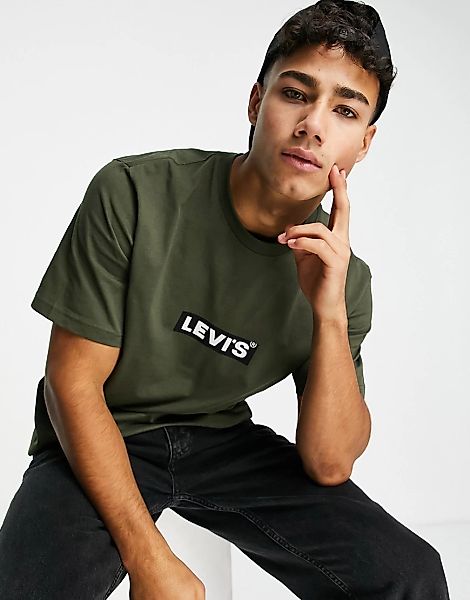 Levi's – T-Shirt in Grün mit kleinem, kastenförmigem Etikett-Logo günstig online kaufen