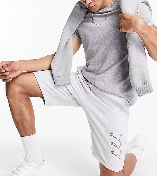 Puma – Shorts mit sich wiederholendem Raubkatzen-Logo in Grau – exklusiv be günstig online kaufen