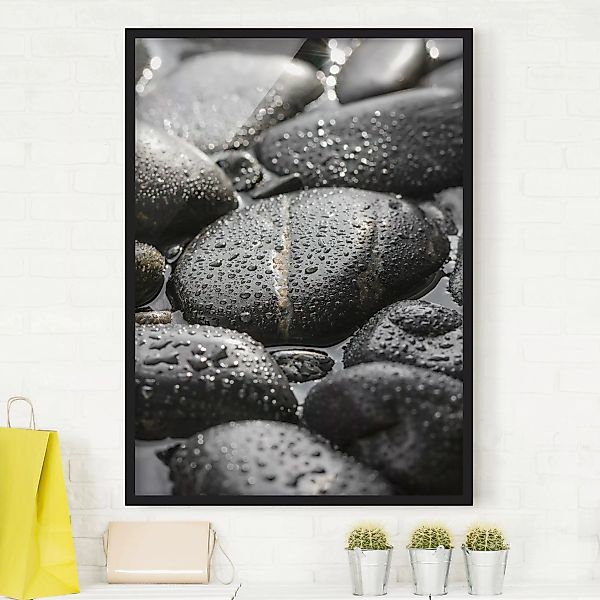 Bild mit Rahmen - Hochformat Schwarze Steine im Wasser günstig online kaufen