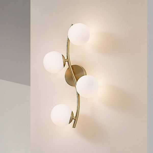 Lindby Wandleuchte Josiana, opal/messing, 48 cm, Kugel, Glas günstig online kaufen