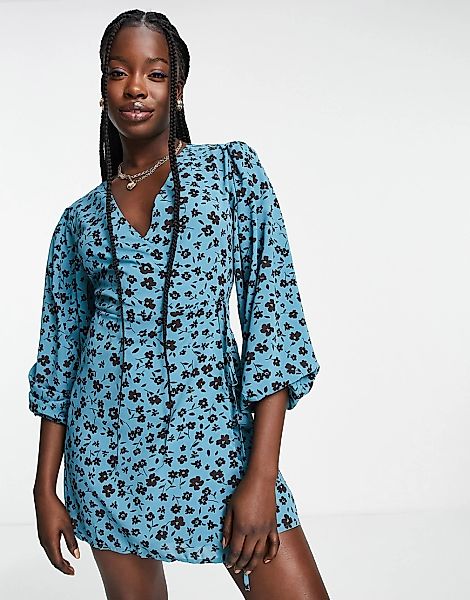 Glamorous – Wickelkleid in Blau-Braun geblümt mit Puffärmeln günstig online kaufen