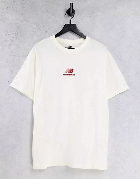 New Balance – T-Shirt in gebrochenem Weiß und Rot mit Logo, exklusiv bei AS günstig online kaufen