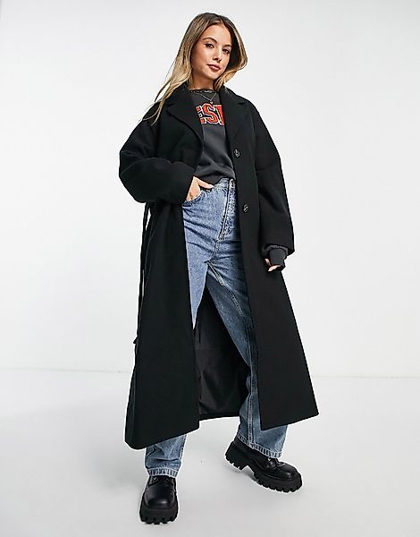 Monki – Oversize-Mantel aus recyceltem Polyester in Schwarz mit Gürtel günstig online kaufen