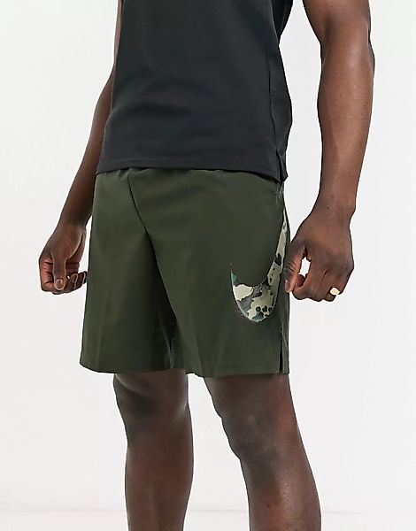 Nike Training – Shorts mit Swoosh-Logo im Military-Muster in Khaki-Grün günstig online kaufen
