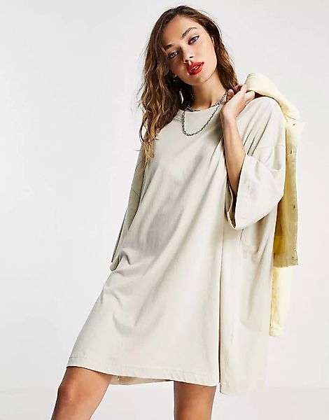 Weekday – Huge – T-Shirt-Kleid aus Bio-Baumwolle in Taupe-Neutral günstig online kaufen