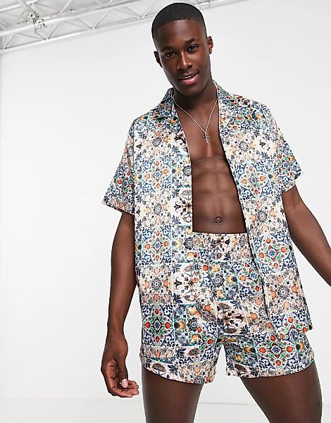 ASOS DESIGN – Lounge-Pyjama aus Satin mit T-Shirt und Shorts mit Print, Kom günstig online kaufen
