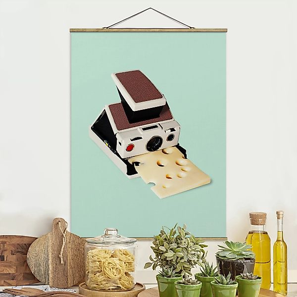 Stoffbild Küche mit Posterleisten - Hochformat Kamera mit Käse günstig online kaufen