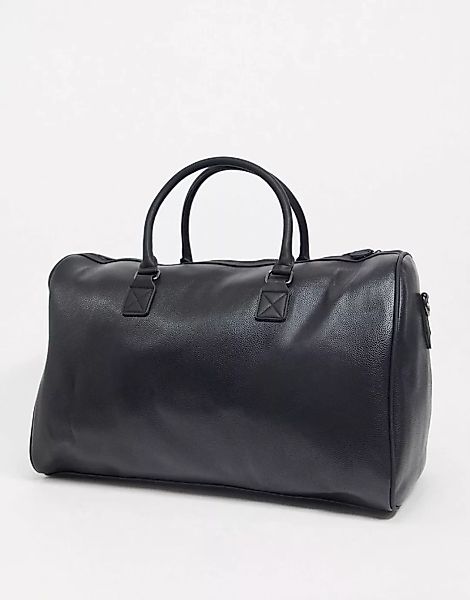 ASOS – Unrvlld Spply – Reisetasche aus schwarzem Kunstleder mit Logoprägung günstig online kaufen