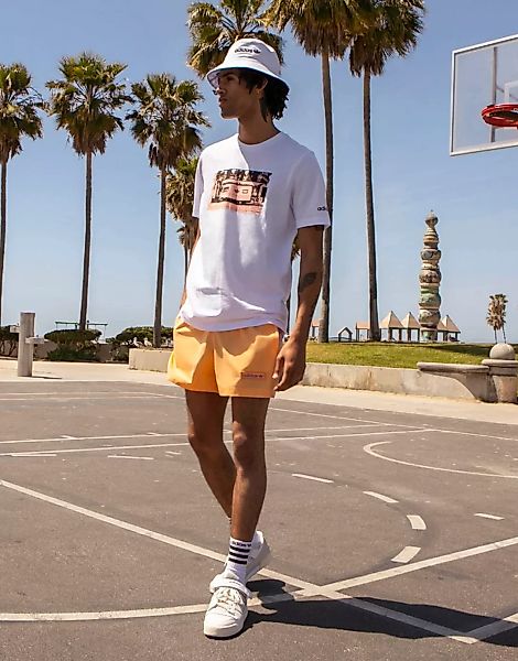 adidas Originals – Summer Club– Oversize-T-Shirt in Weiß mit Wohnmobil-Graf günstig online kaufen