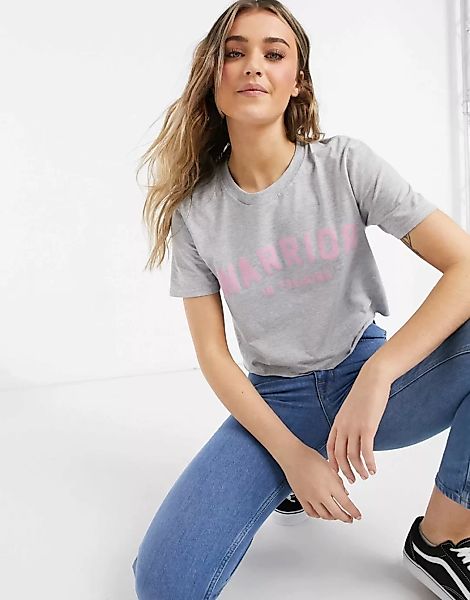 In The Style x Courtney Black – Activewear – Kurzes T-Shirt in Grau mit Mot günstig online kaufen