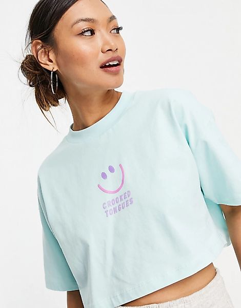 Crooked Tongues – T-Shirt mit kurzem Schnitt und Logo in Hellblau-Grün günstig online kaufen