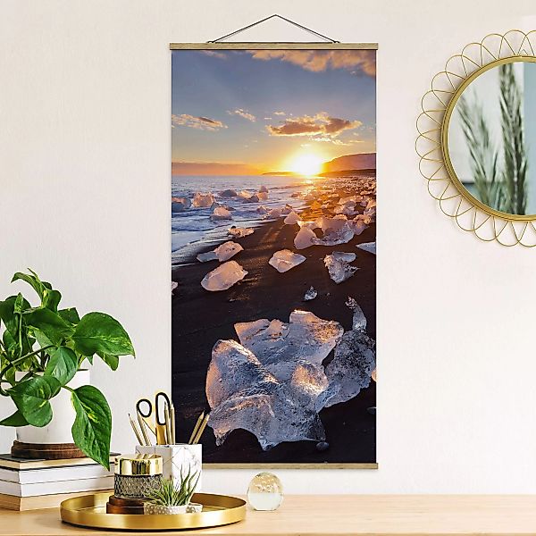 Stoffbild Strand mit Posterleisten - Hochformat Eisbrocken am Strand Island günstig online kaufen