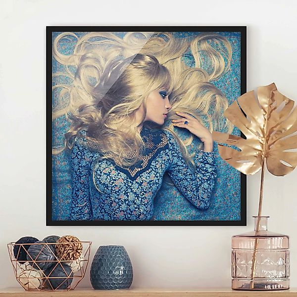 Bild mit Rahmen Portrait - Quadrat Hippiegirl in Blue günstig online kaufen