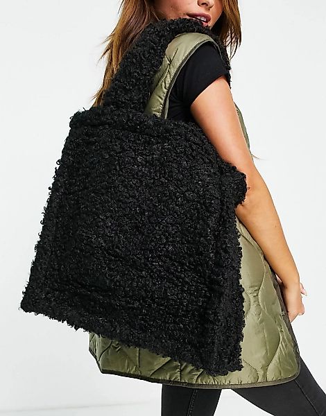 Jayley – Große Shopper-Tasche aus Lammfellimitat in Schwarz günstig online kaufen